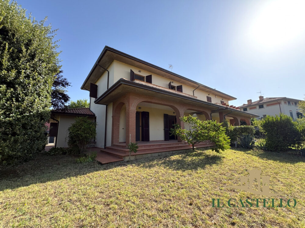 VLT64 – Semi-detached villa with private garden for sale.