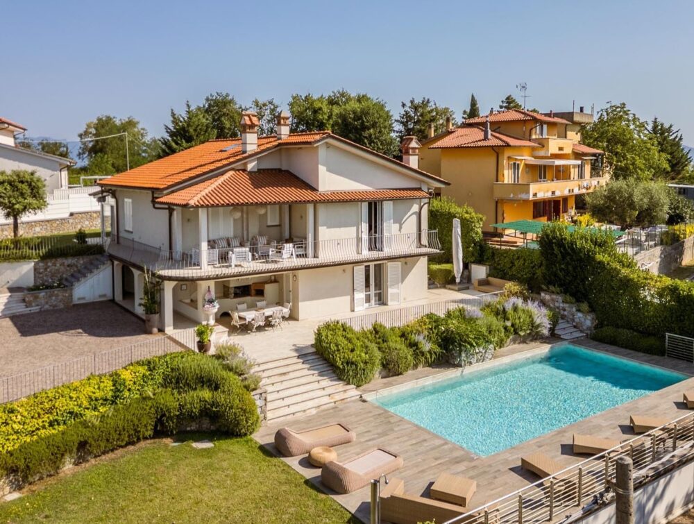 Renovated villa with a spectacular pool and panoramic views