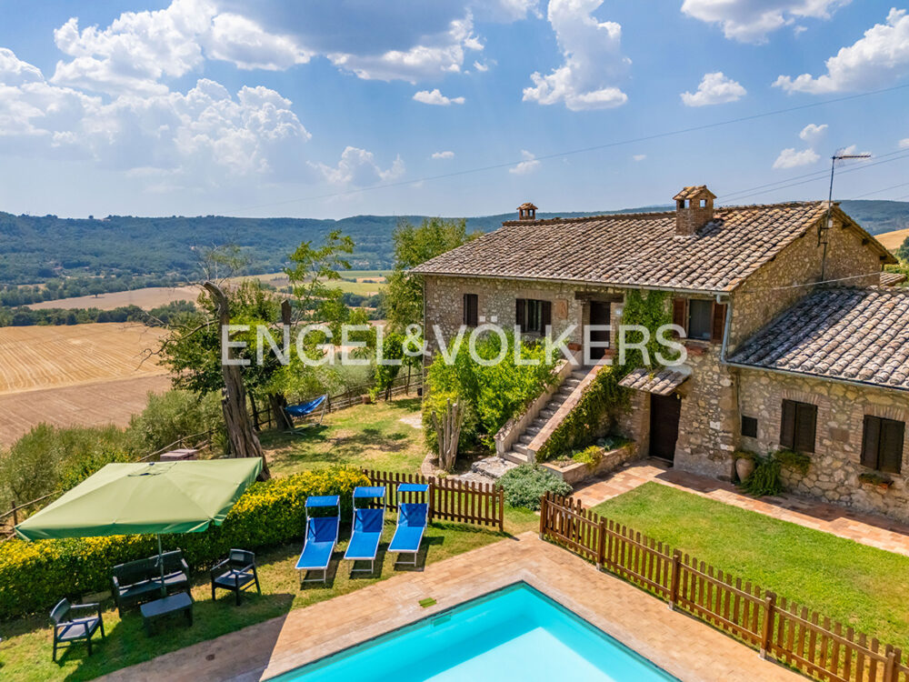 Charming Umbrian farmhouse with swimming pool and outbuilding