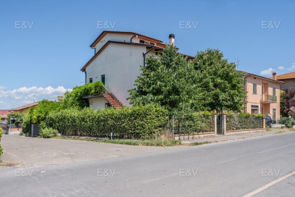 Detached villa overlooking Lake Trasimeno