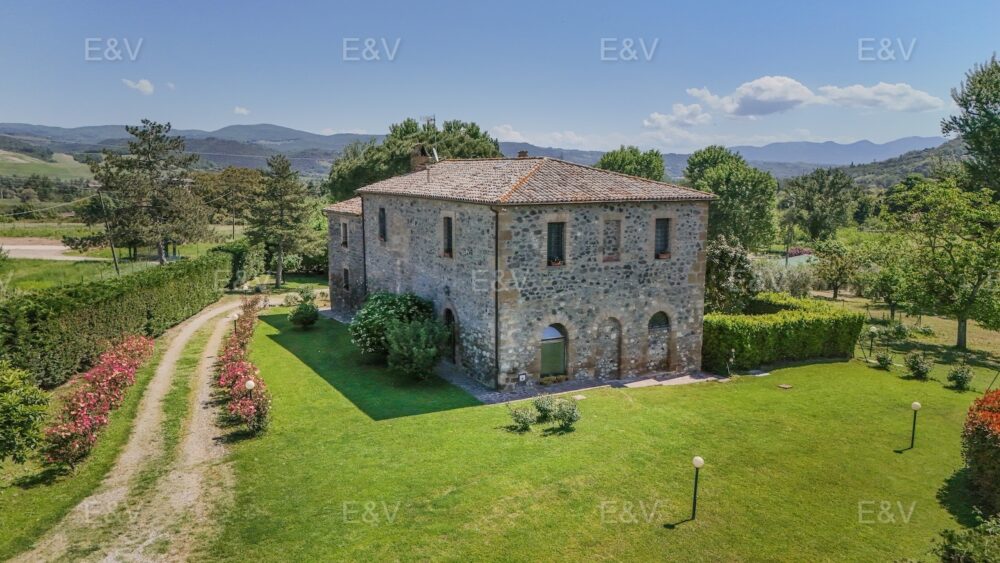 Ancient stone farmhouse with view of Orvieto Cathedral
