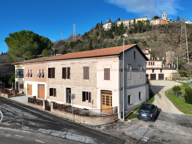 Detached on Three Sides with Private Garden – For Sale in Belforte del Chienti, Macerata