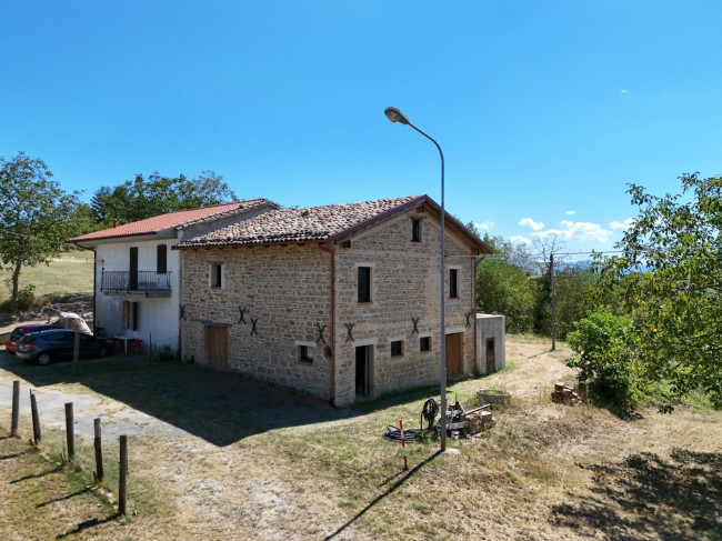 Detached House with Private Courtyard for Sale in Comunanza (AP)