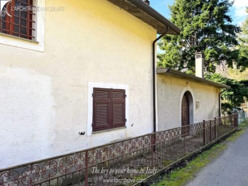 Farmhouses & Country Houses property for sale in , Massa-Carrara, Tuscany, Italy – 4 bedrooms, 2 bathrooms, €139,000 – Ref lacoccinella2396