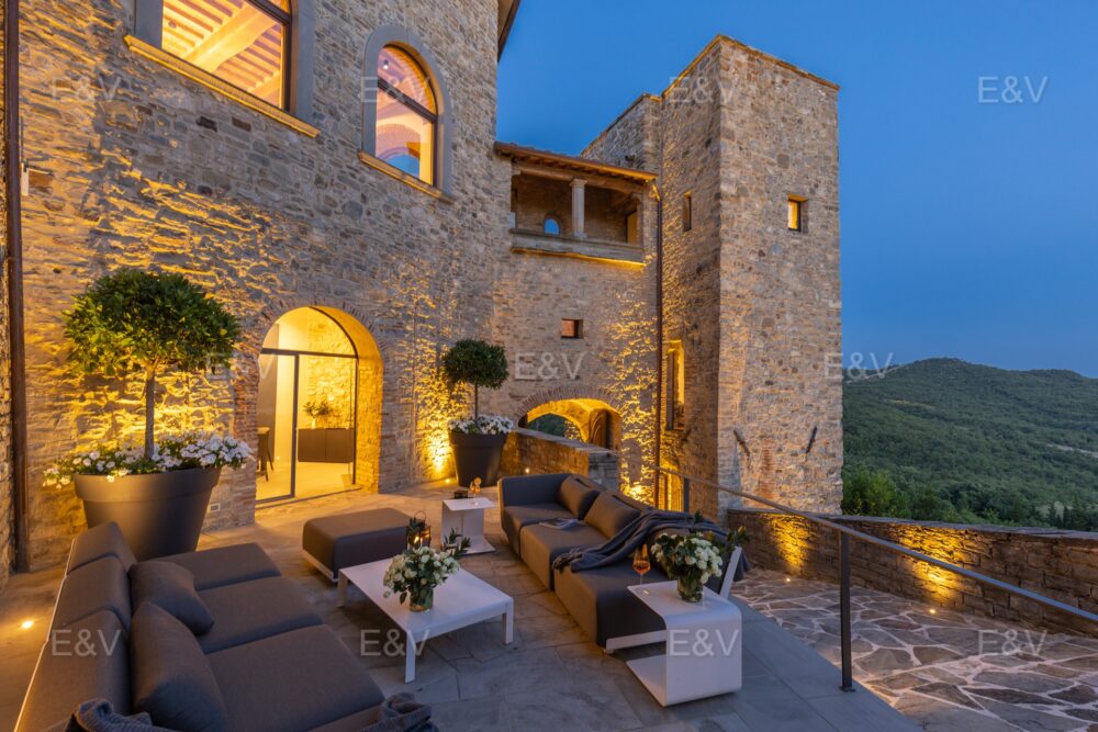 Prestigious castle with a private hamlet and church, in the heart of Tuscany