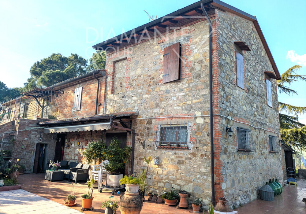 CDL8A07 – Semi-detached house in stone and brick on two levels with private garden