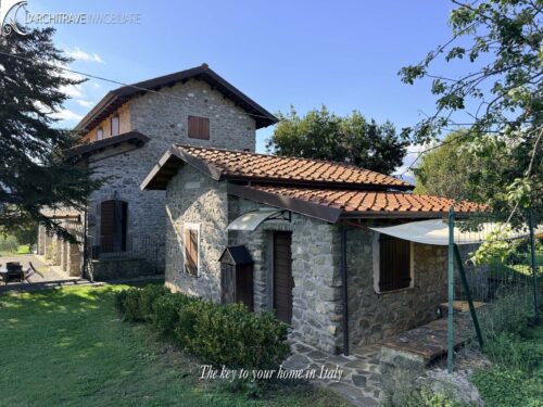 Villas property for sale in , Massa-Carrara, Tuscany, Italy – 7 bedrooms, 4 bathrooms, €1,200,000 – Ref lafrancigena1362