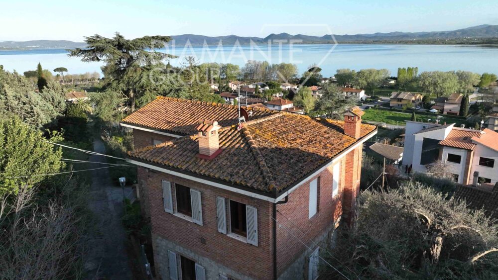 CDL7174 – Independent villa in the historic center with a garage, garden, and panoramic view of Lake Trasimeno