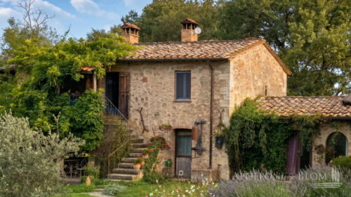  property for sale in Trequanda, Siena, Tuscany, Italy – 3 bedrooms, 3 bathrooms, €680.000 – Ref TRQ3361